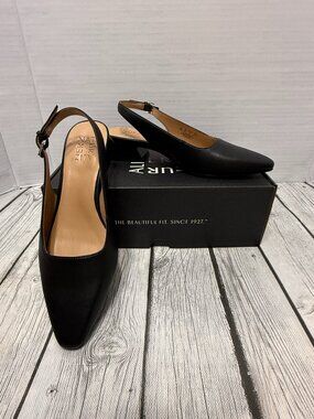 NWOT- Ladies Naturalizer Slingback